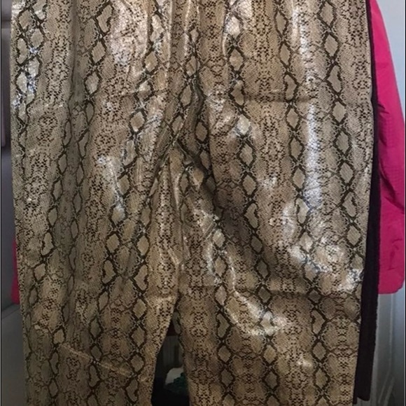 NWOT brown snakeskin print. Size medium - Picture 8 of 8